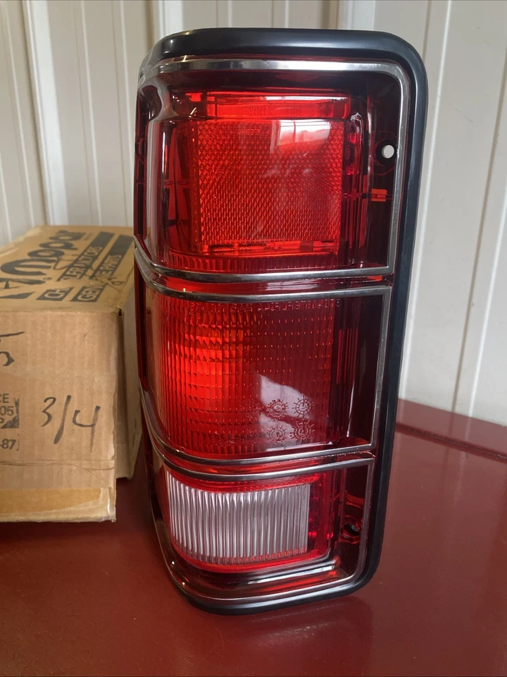 Dodge D150 D250 D350 W150 W250 W350 1984-1989 cargador RAM LUZ TRASERA IZQUIERDA NOS Foto 3 de 4