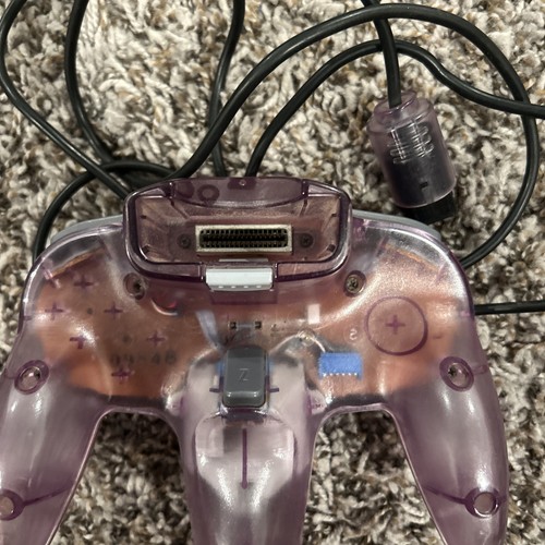 CONTROLADOR DE VIDEOJUEGO NINTENDO N64 ORIGINAL OEM ATOMIC PÚRPURA TRANSPARENTE - FUNCIONANDO - Imagen 3 de 3