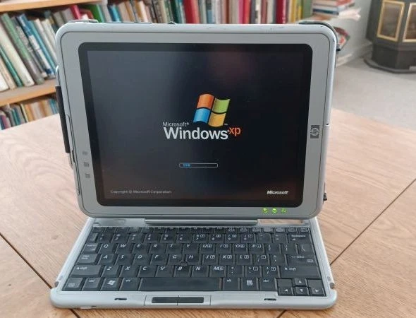 Funcionamiento: Tablet PC HP Compaq TC1000 1 GHz 2 GB/80 GB Acoplamiento CD/DVD/Teleprompter Foto 2 de 4