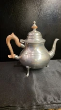 Williamsburg Stieff Pewter Teapot with Wooden Handle CW80 - 21 or 14