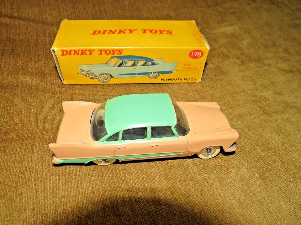 Coche fundido a presión y caja vintage 1959 Dinky Toys Gran Bretaña #178 Plymouth Plaza Deluxe Foto 2 de 4