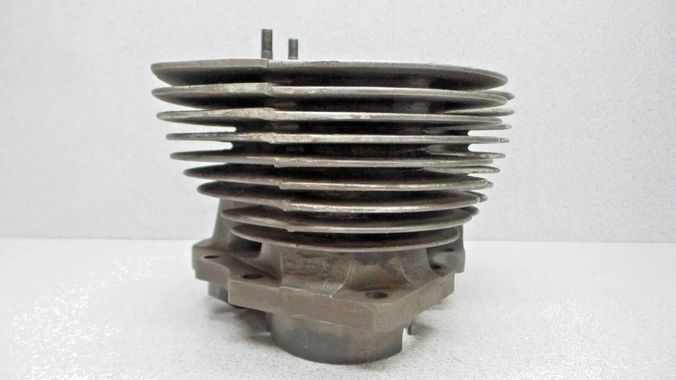 Norton Commando Interstate Roadster 1969 1970 cilindro 750 faldón dañado Foto 3 de 4