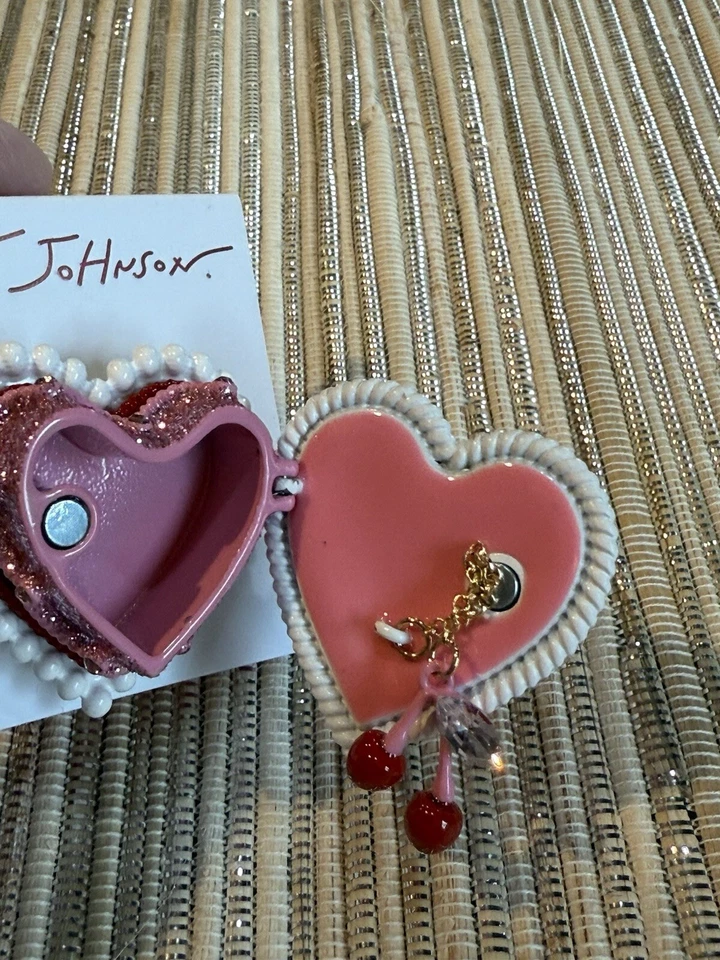 Anillo Ajustable Corazón Pastel Betsey Johnson “Baby” (Con Apertura Secreta) Foto 3 de 4