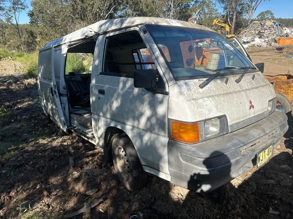 1999 Mitsubishi Express Right Front Window Glass L300 86-13 OEM #B328 - image 2 of 4
