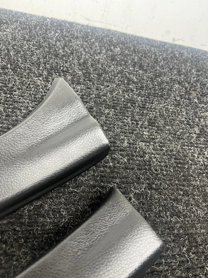 ☑️ Комплект отделки подоконника передней двери для Subaru WRX STI 2015-2021 годов выпуска от оригинального производителя LU85 - Изображение 4 из 4