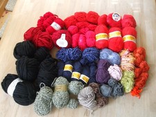 ca. 1981 g größere Wolle Wollreste teils ganze Knäuel Konvolut