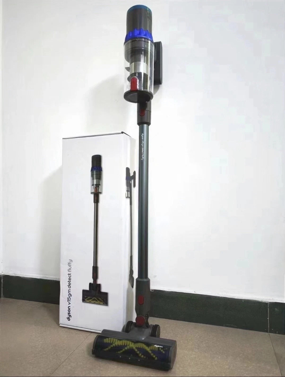 Dyson V15  Vacuum Cleaner with Fluffy Detect Feature Blue Free Shipping