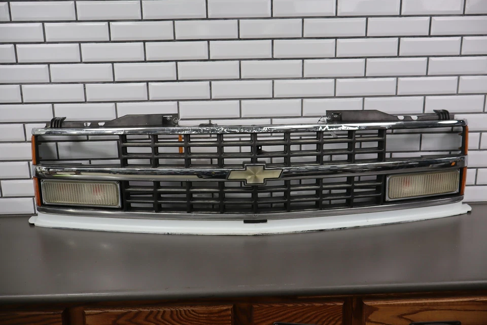 Rejilla cromada 88-93 Chevy C/K Truck GMT400 OBS con luces compuestas OEM (descoloridas) Foto 3 de 4