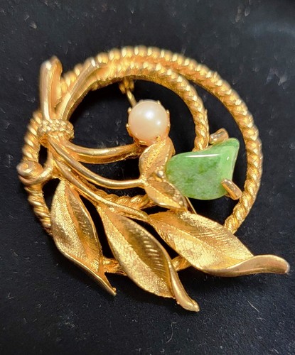 Sarah Coventry Brooch Pin Textured Wreath Leaf Faux Pearl Green Stone Signed - Picture 3 of 12