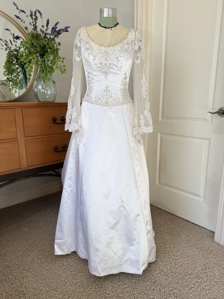 Vestido de novia de satén Raylia Designs - mangas de campana de encaje, espalda corsé, talla 10 Foto 2 de 4