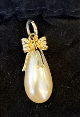 JOAN RIVERS FAUX TEARDROP PEARL WITH BOW GOLDTONE PENDANT, 2'' LONG