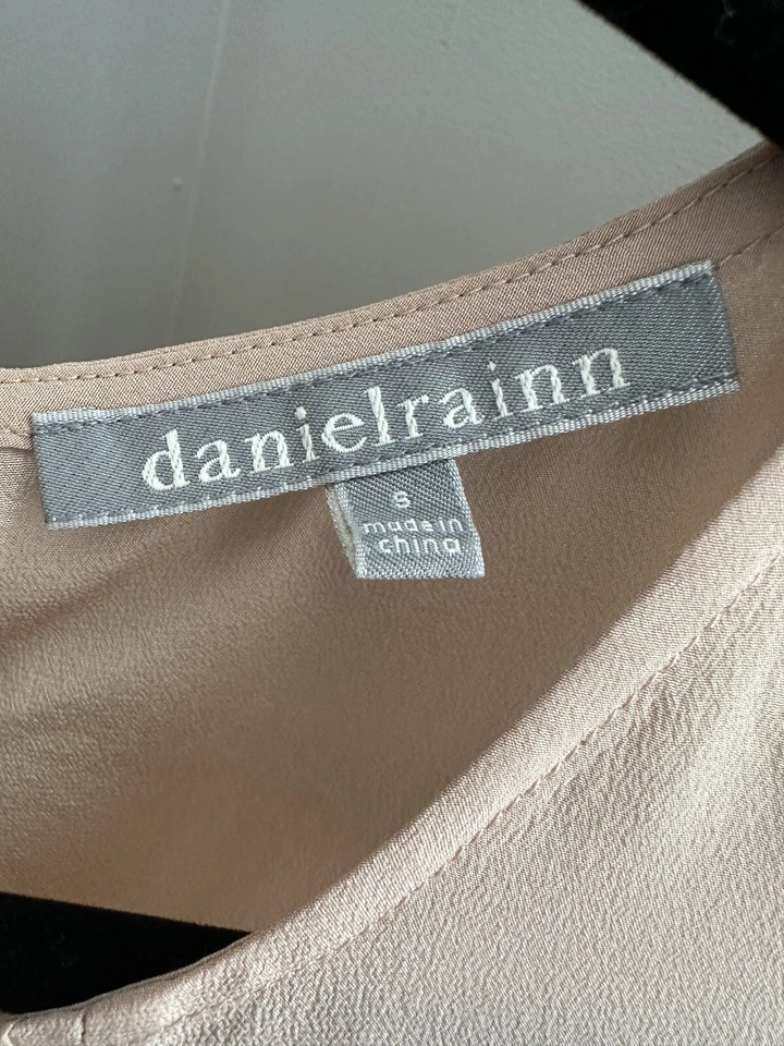 Anthropologie Daniel Rainn 无袖丝绸衬衫小号裸色或腮红颜色二手状况完好 — 第 3/4 张图片