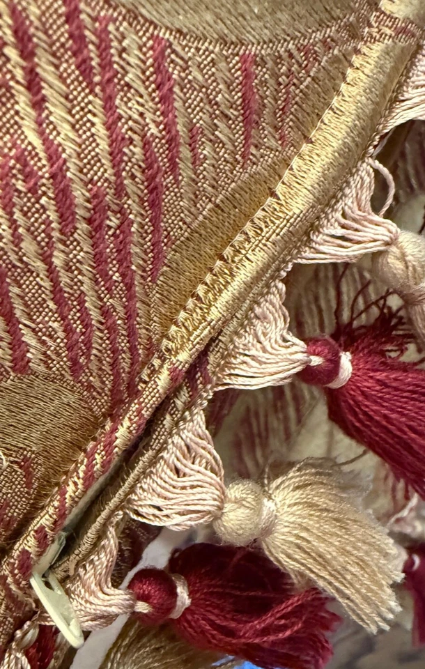 Pair of High End Decorator Brocade Throw Pillows in Gold and Claret ZZ475 - Image 4 of 4