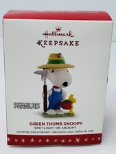 2016 Hallmark GREEN THUMB SNOOPY #19 Spotlight On Snoopy PEANUTS Series Ornament