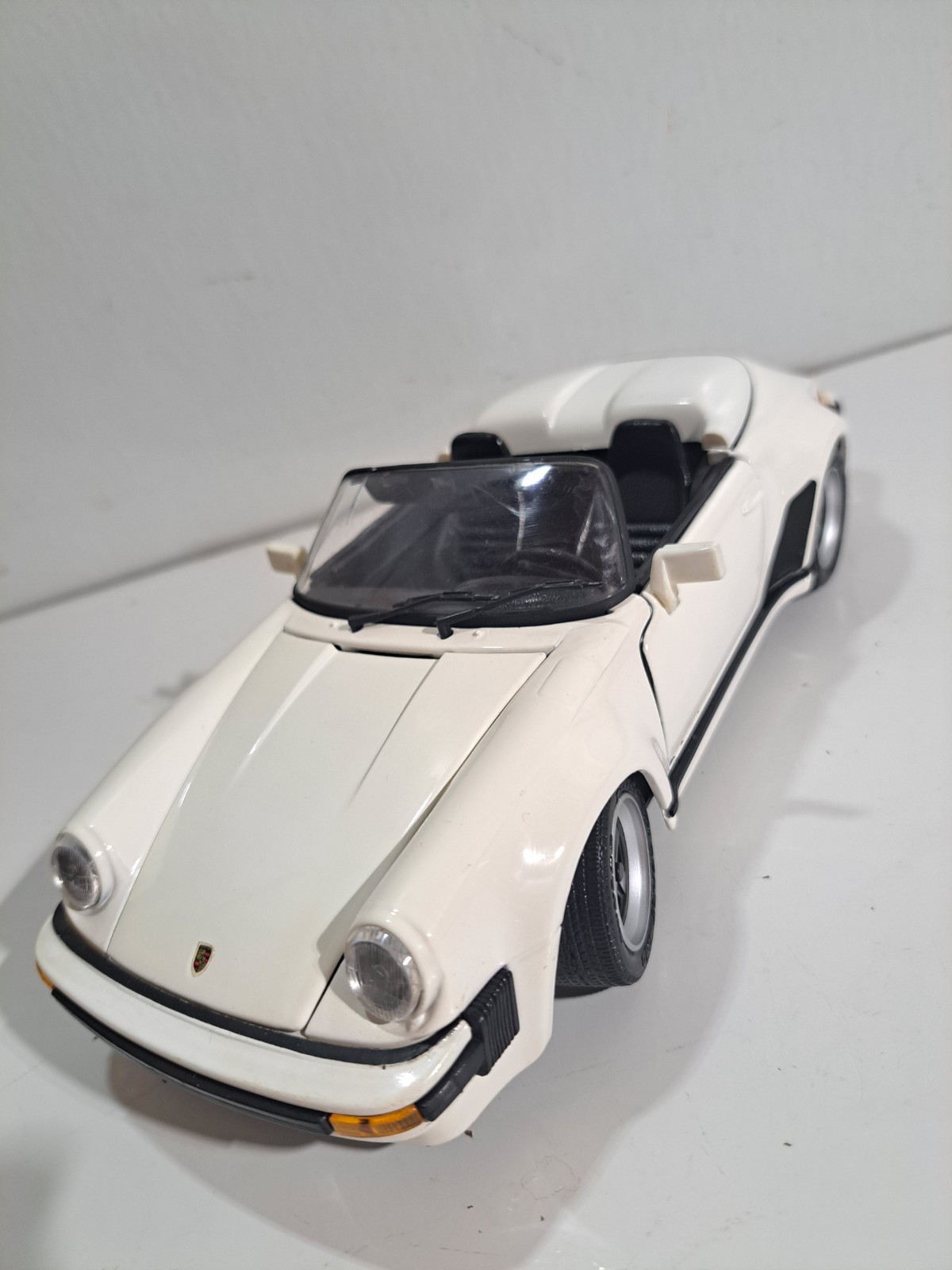 Maisto 1:18 Scale Die Cast 1989 Porsche 911 Speedster Convertible