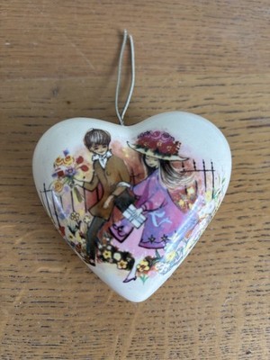 Vintage Lownds Pateman Keramik Junge/Mädchen romantische Szene Deko Pomander voll