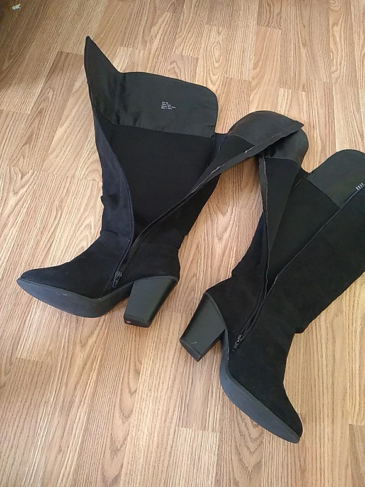 Botas hasta la rodilla de pantorrilla ancha de gamuza sintética negras Lane Bryant para mujer talla 9 W  Foto 4 de 4