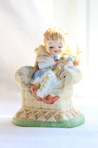 Statuina gattino vintage Lefton "Dollhouse Collection" ragazza in sedia 4"T - Foto 4 di 14