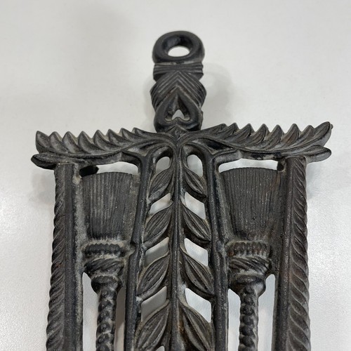 Vintage Wilton Cast Iron Kitchen Amish Style Spoon Rest Small Pan Trivet 5" - Picture 8 of 13