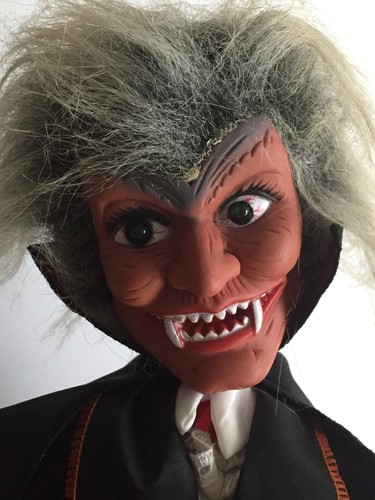 1988 Drácula Halloween Cubierto Monstruo de Miedo Figura EXHIBICIÓN SOLO NO FUNCIONA - Imagen 2 de 8