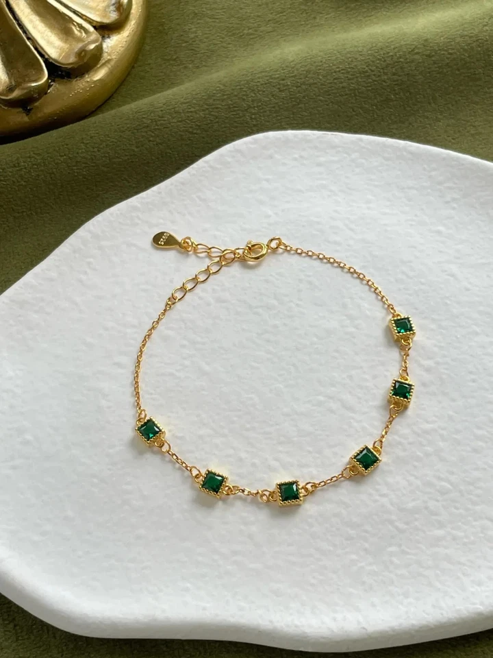 Brazalete de cadena ajustable con esmeralda simulada princesa de 6 quilates chapado en oro amarillo de 14 quilates Foto 3 de 4