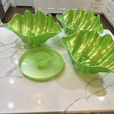 3 Large Green Clam Shaped Plastic ServingDishes & 1 Chip & Dip Platter