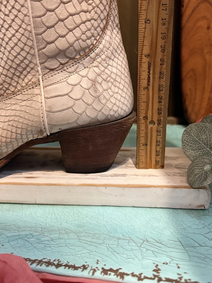 Botas marfil piel de serpiente envejecida punta corta con tacón, cuero de grano completo, talla 7,5 Foto 4 de 4