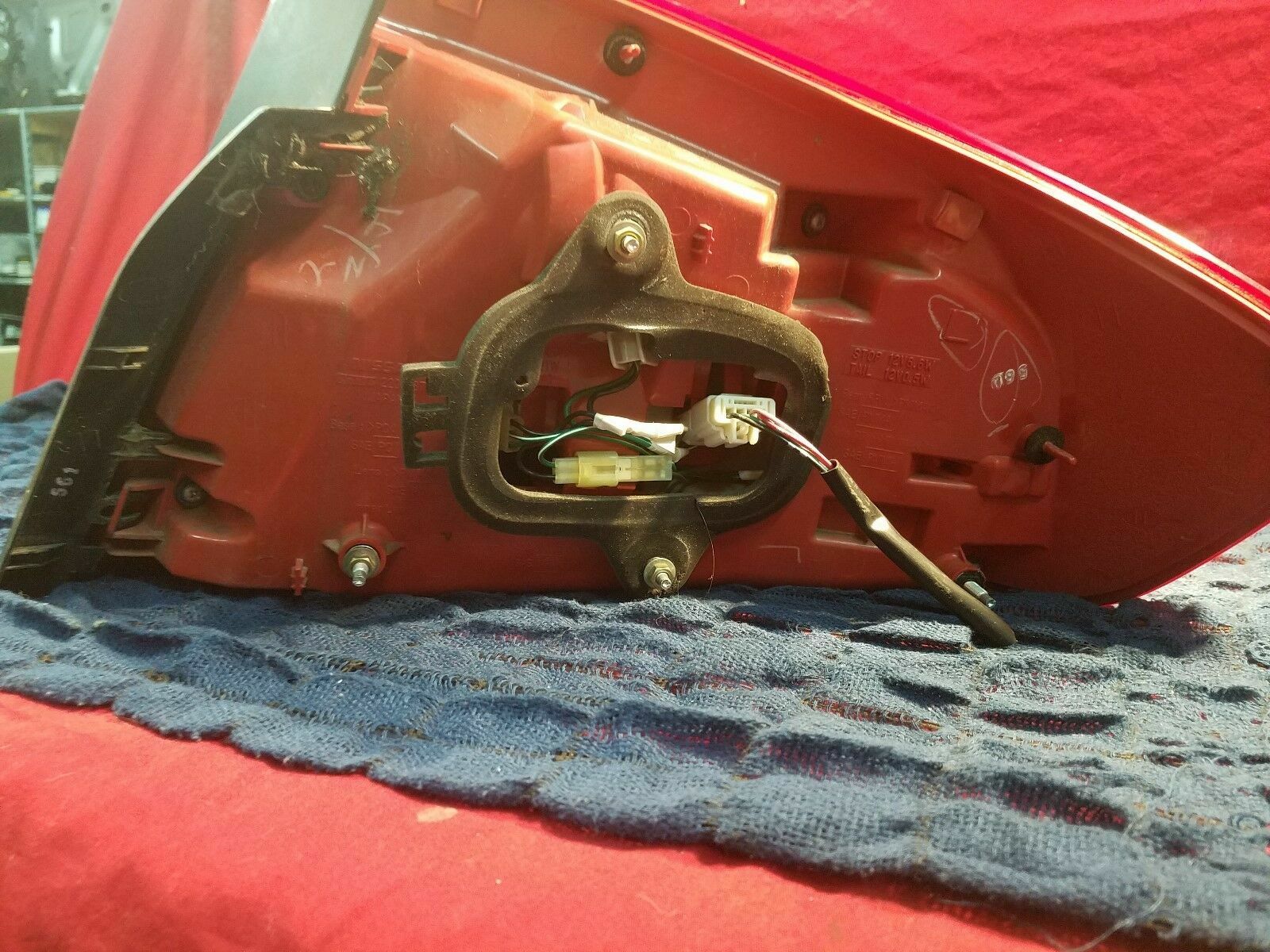 22068790 Left Outer Passenger Tail Light Housing Assembly Infiniti G35