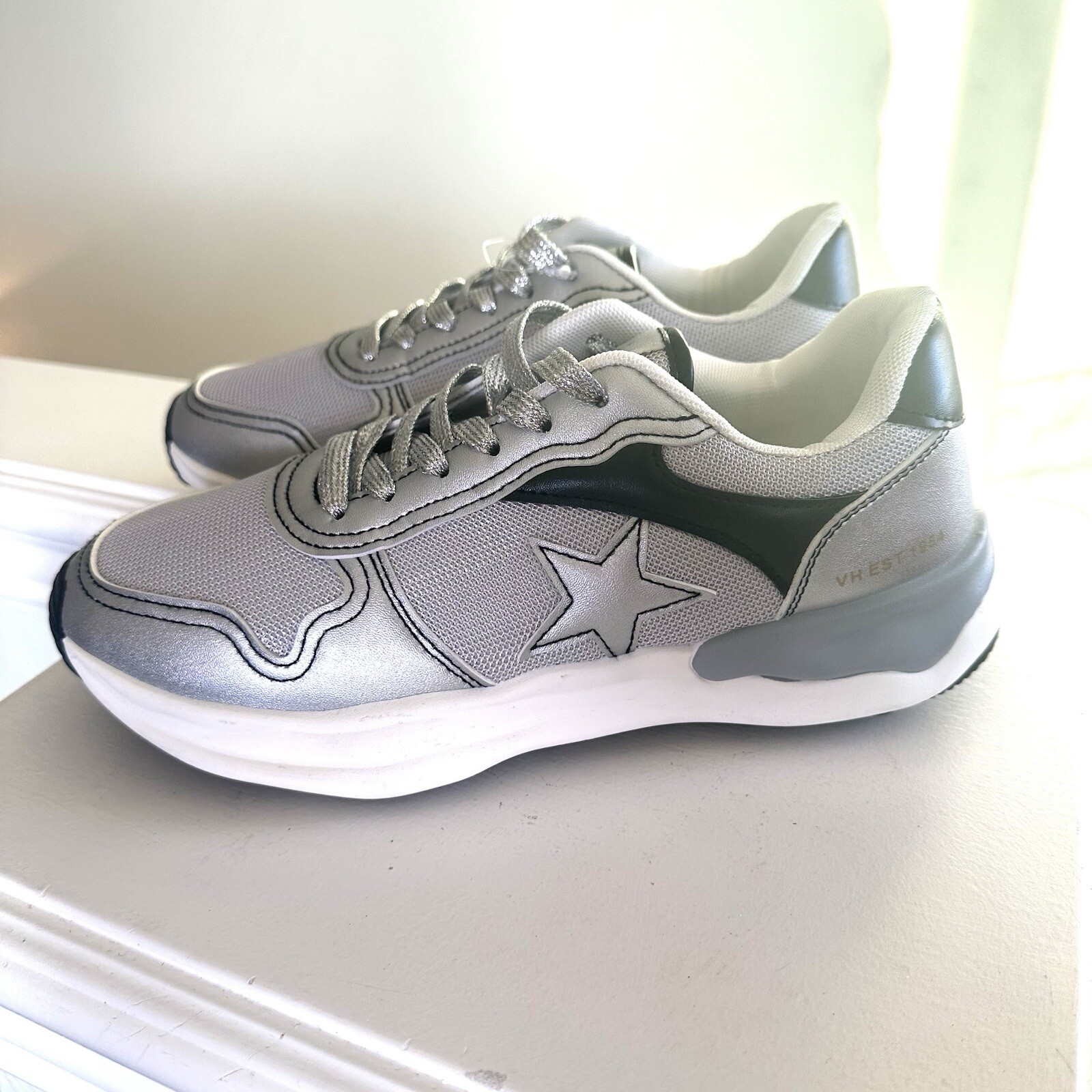 Vintage Havana Run Women’s Sneakers White Grey Silver Lace-Up Shoes Size 9