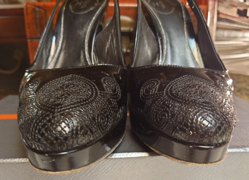 ¡Desajuste! Zapatos de salón PRADA 39/40 ajustables de charol negro 39/40 usados en excelente estado Foto 4 de 4