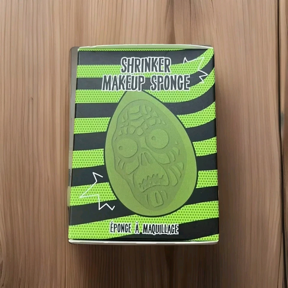 NYX BEETLEJUICE BEETLEJUICE ENCOGEDOR ESPONJA DE MAQUILLAJE Y ESTUCHE DE VIAJE BOB Foto 3 de 4