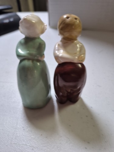 Vintage Ceramic Hand Painted Dutch Boy & Girl Kissing Salt & Pepper Shaker - Picture 4 of 6