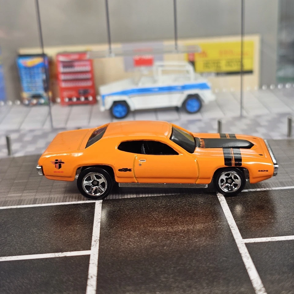 1/64 2005 Hot Wheels Muscle Mania Series 1/5 1971 PLYMOUTH GTX #101 71 Orange - Image 3 of 4