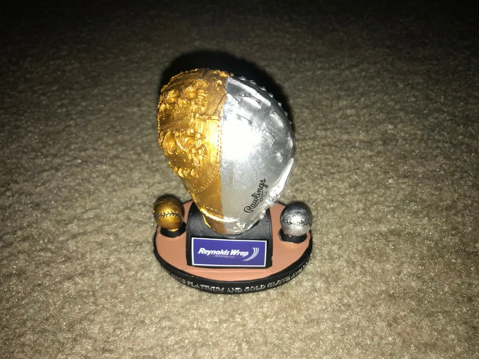 Anthony Rizzo Chicago Cubs SGA 2016 Rawlings Platinum & Gold Glove Statue *NEW!* - Image 3 of 3