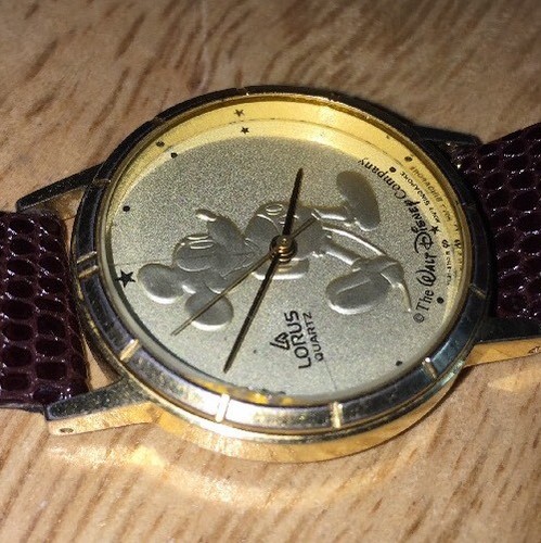 Lorus Mickey Mouse Gold Tone Watch 80's Vintage Foot Kicked Up Retired Fast Ship - Picture 6 of 6