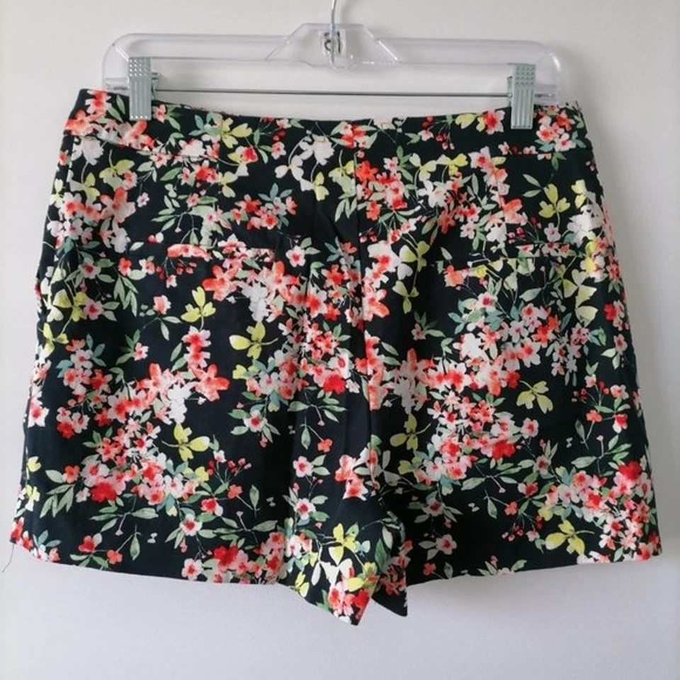 Pantalones cortos florales negros para mujer Zara Basic Collection talla L Foto 2 de 4