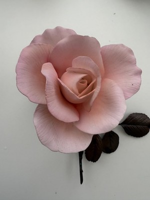 Vintage rosa Rose auf bronzefarbenem Metallstiel 