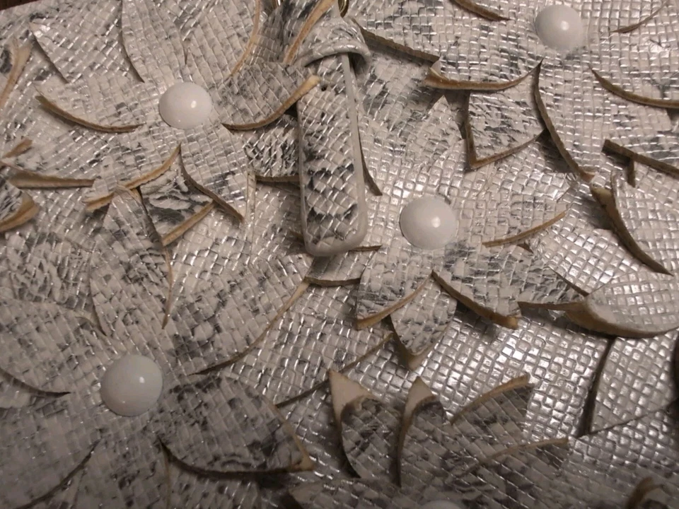 Cartera de hombro Sondra Roberts cuadrada plateada blanca floral de cuero vegano Foto 2 de 4