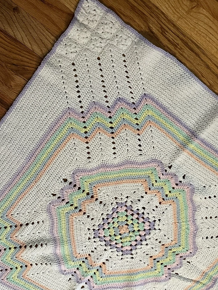 Manta de ganchillo/bebé 32 X 32 hecha a mano lavanda rosa azul verde usada en excelente estado Foto 3 de 4