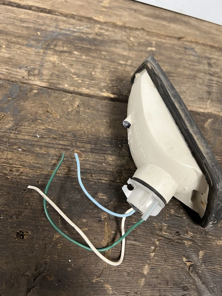 1982 年本田 GL1100 金翼整流罩右侧转向信号 — 第 4/4 张图片