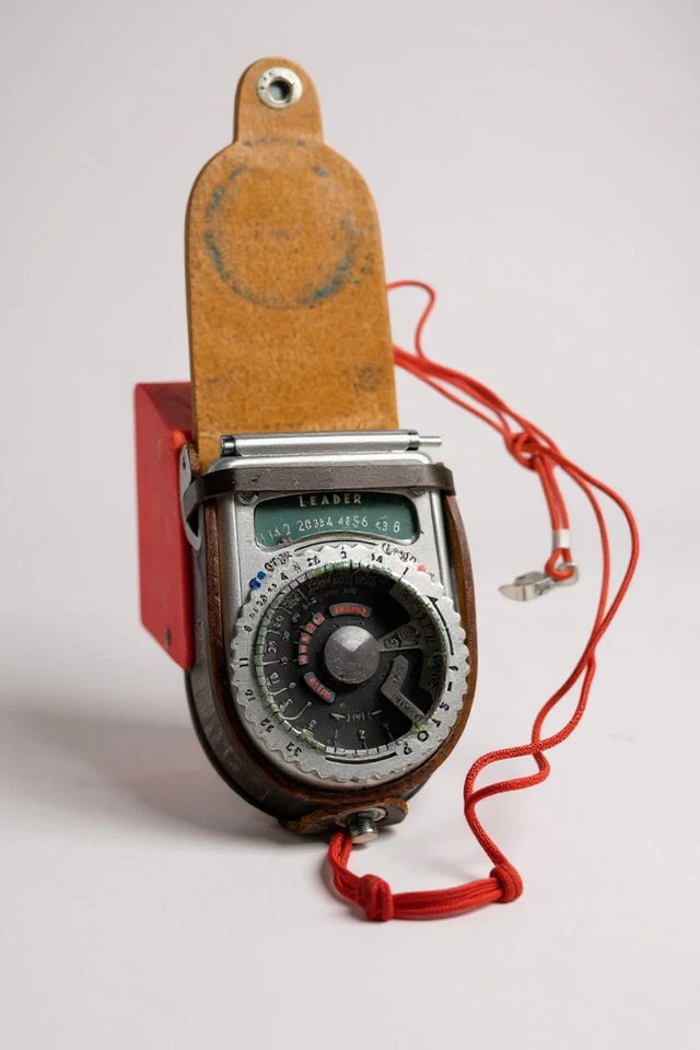 Vintage Honeywell Tilt-A-Mite II Flash & Sekonic Leader Light Meter Set – Leathe - Image 3 of 4