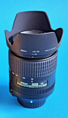 Nikon NIKKOR AF-S  DX 18 300mm f/3.5 6.3  VR   Reise Zoom  - HB 39   Top  in OVP