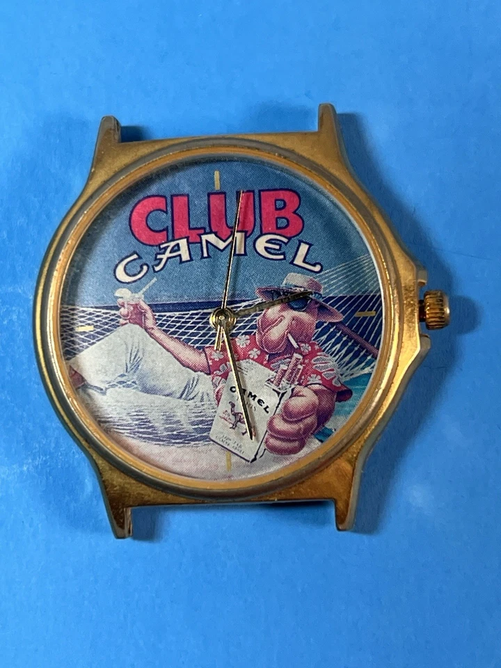 ¡Juego de 2 relojes de cuarzo Club Camel Cigarette tono dorado para hombre y mujer! " Foto 2 de 4
