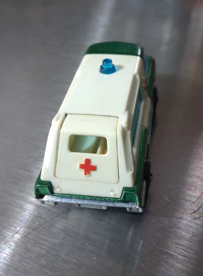 Hot Wheels 1969 Vintage Redline the Heavyweights Ambulance Green With Badge - Image 4 of 4