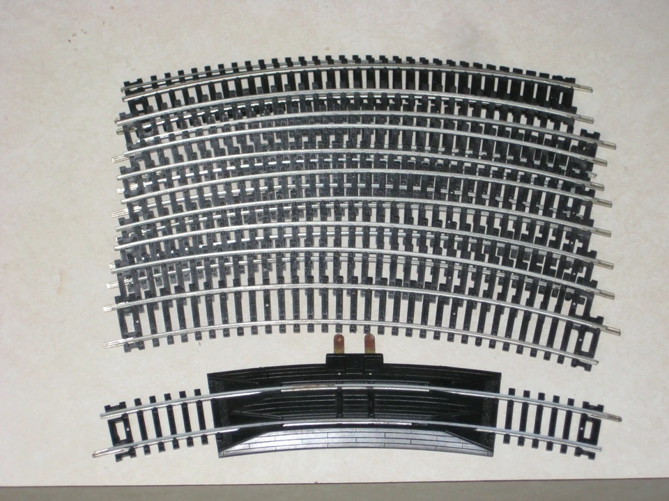 HO  MODEL POWER TRACK 12 PIECES OF 9"  CURVED INCLUDES A RERAILER - Refurbished - Image 2 of 3