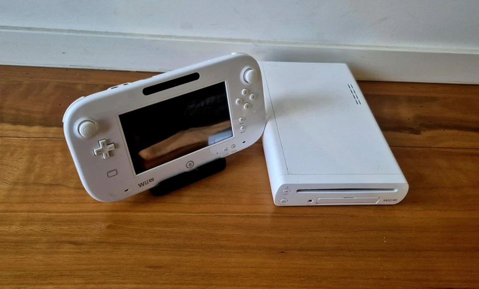 Consola Nintendo Wii U - Blanca 8GB - Con Gamepad + Cables - PAL  Foto 2 de 4