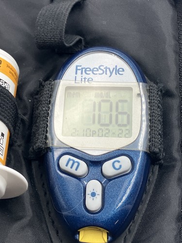 FREESTYLE Lite Blutzuckermesssystem Messgerät, Lanzettengerät & Koffer - gebraucht - Bild 2 von 3