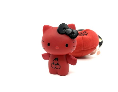 Hello Kitty Soft Vinyl Figure in Apple Plush Outfit Keychain 2010 Sanrio NWT - Picture 3 of 4