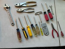 Gebrauchtes sortiertes Konvolut 16 Handwerkzeuge verschiedene Marken Stile Farben