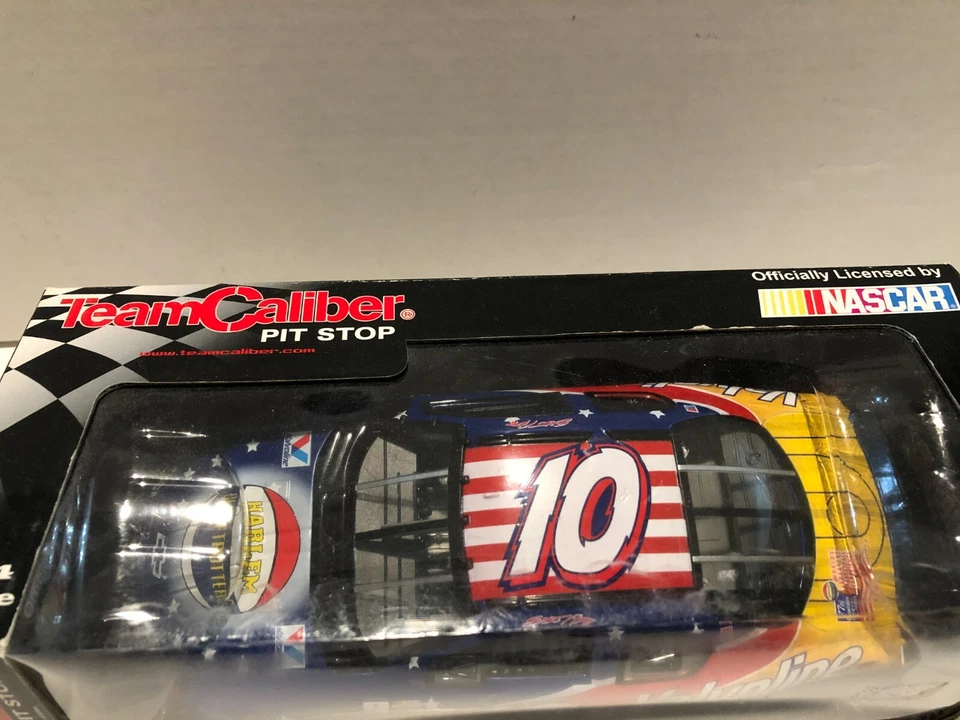 Scott Riggs #10 Harlem Globetrotters/Valvoline ROOKIE 2004 NASCAR 1:24 Die Cast  - Image 2 of 4